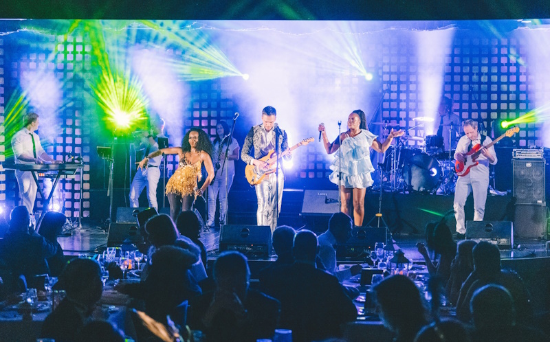 Le-Freak-CHIC-and-Nile-Rodgers-tribute-band-800